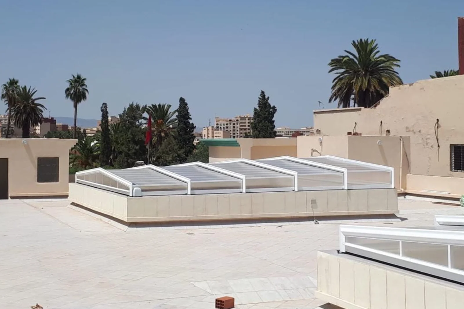 Labri-de-piscine-Abri-bas.verriere-telescopique-01